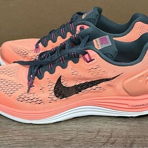Nike Women's Peach and Black Athletic Shoes